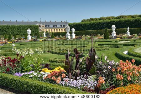 Haven med skulpturer i Herrenhausen haver, Hannover, Tyskland