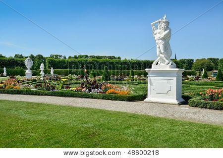 Haven med skulpturer i Herrenhausen haver, Hannover, Tyskland