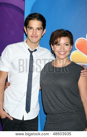 LOS ANGELES - JUL-27: Joseph Held, Justina Machado in der NBC-TCA Summer Press Tour 2013 an das Bev