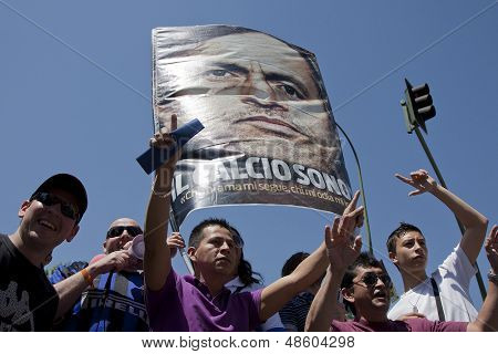 MADRID, SPANIEN. 22/05/2010. Milano fans under en stor plakat af Milanos træner Jose Mourinho forudgående