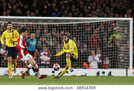 LONDRA, INGHILTERRA. 31/03/2010. Pedro Rodraguez di Barcellona cancella la palla come ru Samir Nasri dell'Arsenal