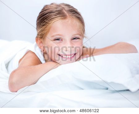 สาวน้อยยิ้มน่ารักตื่นเตียงสีขาว