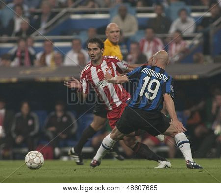 MADRID, SPANIEN. 22/05/2010. Münchens midtbanespiller Hamit Altintop og Milanos midtbanespiller Esteban Cambias