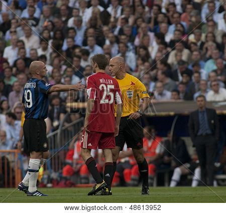 MADRID, SPANIEN. 22/05/2010. Milanos Esteban Cambiasso Münchens Thomas Muller og dommer Howard Webb