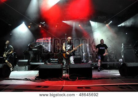 Ska-P ordspil rockband udfører live på scenen under en koncert