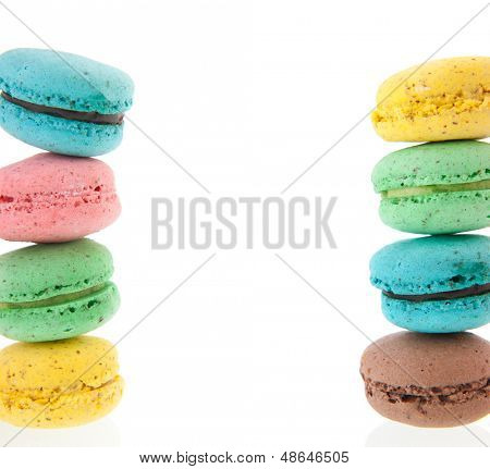 Cadre degli isolati sfondo bianco impilati amaretti colorati