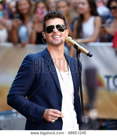 Нью Йорк Июль 30: Певицы Робин Thicke выполняет на NBC Today Show в Рокфеллер Плаза 30 июля 