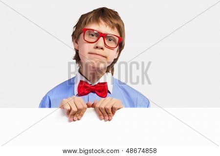 Bild von verwirrt Boy holding weiße Quadrat. Platz für Werbung