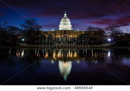 Washington DC, Amerikai Egyesült Államok Capitol épület egy felhős napkelte tükörképe 