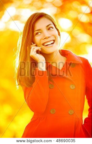 Donna autunno smartphone parlare sul telefono cellulare in autunno. Ragazza autunno conversazione smart phone