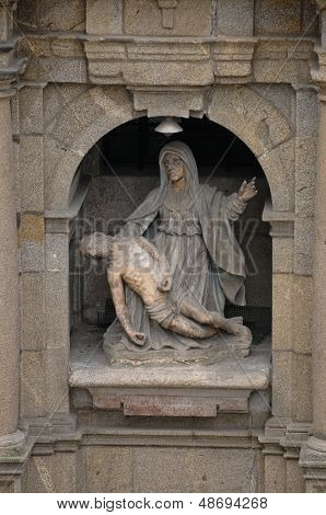 statue