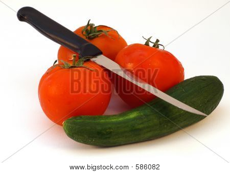 Tomaten, Gurken und Messer