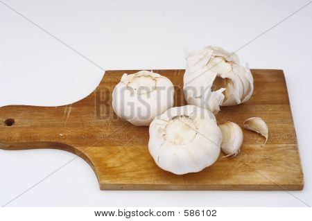 Knoblauch auf einem Teller