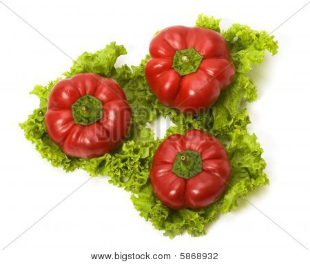 Czerwony Bellpeppers na liście na białym tle sałatka