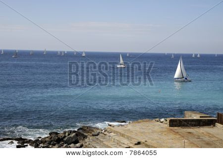 Playa con barcos