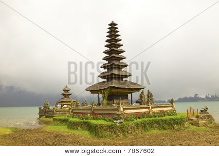 Templo no Lago Beratan BaliIndonesia