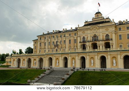 Konstantinovsky Palace