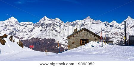 Panorama der Schweizer Alpen mit Bahnhof am Gornergrat in der Schweiz