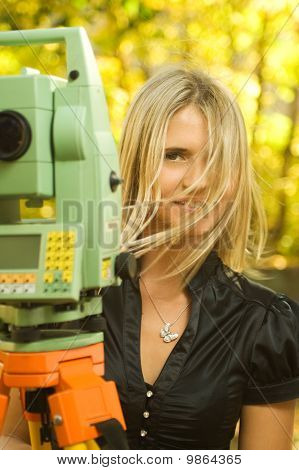 Dívka a totální stanice