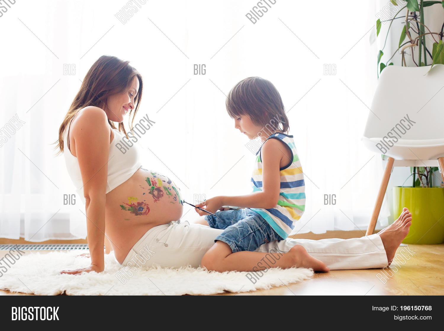 Ребёнок в животике у мамы. Села на живот ребенку. Села на живот ребенку. Пупок мультяшный. Держит ребенка живот к животу.