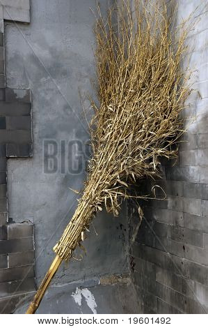 秸秆笤帚在车道在中国