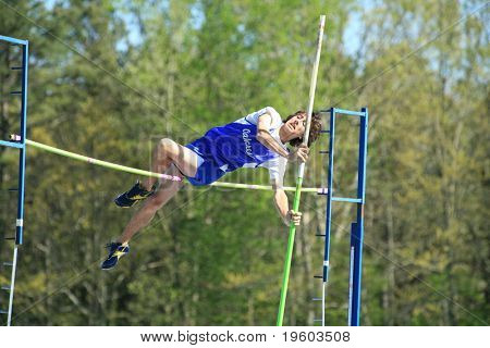 mandlige pole Hvælvingerne under en atletik konkurrence