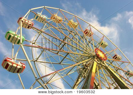 rotella di Ferris con cielo blu con nuvole sullo sfondo