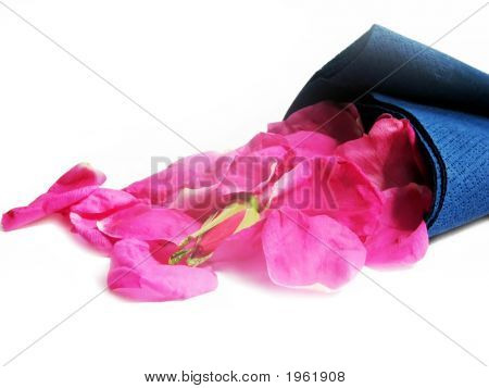 กลีบของดอกกุหลาบในขอผ้าเช็ดปาก