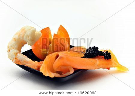 Gamberetti con salmone e caviale
