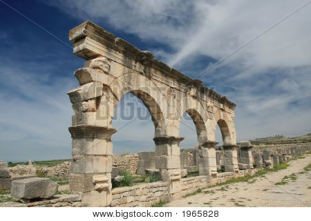 พนักงานและดูลึกลับของ Archs โรมันโบราณใน Volubilis