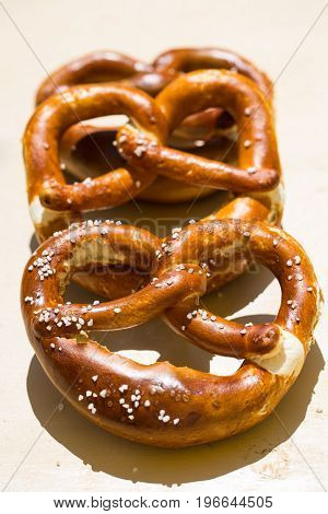 Pretzels are placed one behind the other