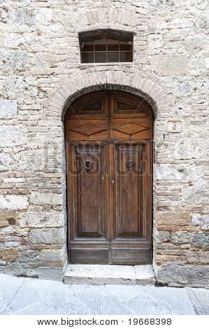Traditionelle hölzerne Haustür In Italien Toskana