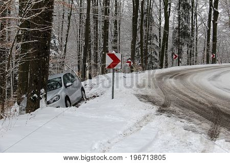 Accident on the winter road / The car drove into the tree
