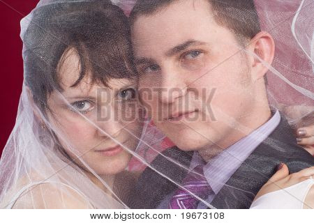 Hugging pari nuoripari häät hunnun takana