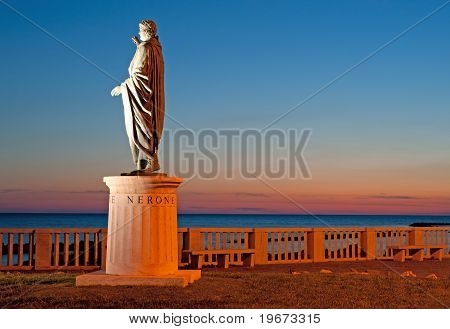 Vue de nuit de Statue de Nerone