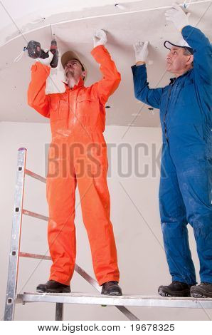 Byggnadsarbetare i arbetet