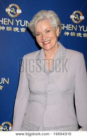 ลอสแองเจลิส 8 กรกฎาคม: Lee Meriwether มาถึงที่เชินยุศิลปะแสดงโดโรธี Chandler Pa