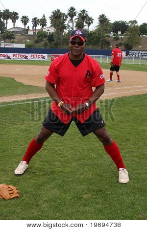 MALIBU, CA - 10 lipca: Carl Weathers w 2010 Steve Garvey lato Softball klasyczne Eddy D pola, P