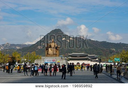 SEOUL SOUTH KOREA : OCTOBER 28, 2016 Statue of the King Sejong at Gwanghwamun square in Seoul South Korea