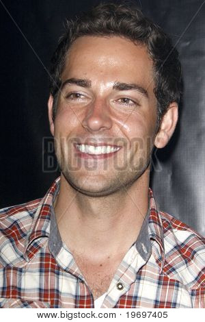 SAN DIEGO - JUL 23: Zachary Levi auf den Tron' MySpace Partei während der Comic-Con 2010 auf Flynns 