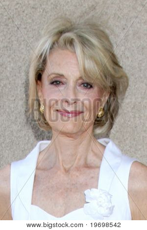 LOS ANGELES - JUL 24: Constance Towers på 2010 General Hospital Fan Club Lunchen på Airtel Ho