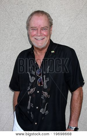 LOS ANGELES - JUL 24: Ron Hale på 2010 General Hospital Fan Club Lunchen på Airtel Hotel på Jørgensen