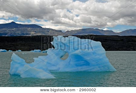 ภูเขาน้ำแข็งใน Lake Argentino ใกล้ Upsala กลาเซียร์