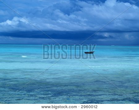 einsames Segelboot in der Nähe von oceanfront