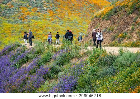 Lake Elsinore, California - March 20, 2019: Happy, Smiling Photographers And Tourists Take Photos An
