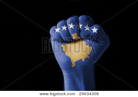 Knytnæve malet i farver af Kosovo Flag