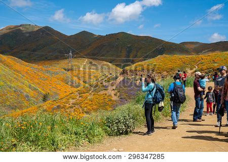 Lake Elsinore, California - March 22, 2019: Crowds Along The Trail At Walker Canyon, Enjoying The Po