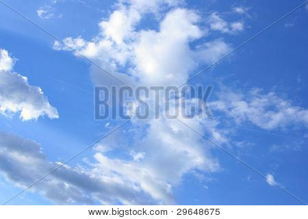 Blå himmel med skyer, kan bruges som baggrund
