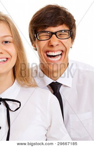 junger Mann und halbe gesicht hübsch lächelnd mädchen in weißen Hemden und schwarze Krawatten weiß Lachen ist