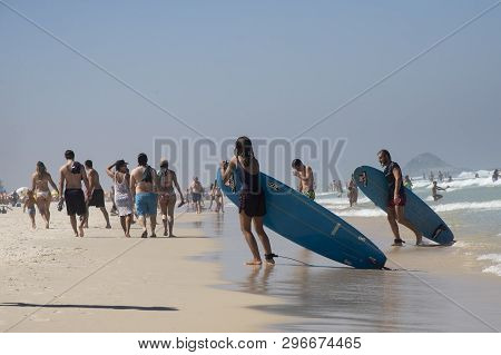 Rio De Janeiro, Brazil - April 18, 2019: People Stroll The Beach Of Barra Da Tijuca On Saturday Morn